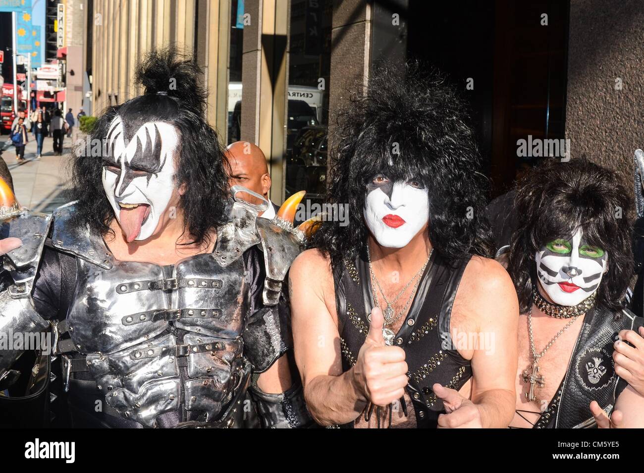 I membri di Kiss Gene Simmons, Paul Stanley, Eric Singer, immettere la Sirius XM Studios fuori e circa per CANDIDS CELEBRITY-gio, Midtown Manhattan, New York, NY Ottobre 11, 2012. Foto di: Ray Tamarra/Everett Collection Foto Stock