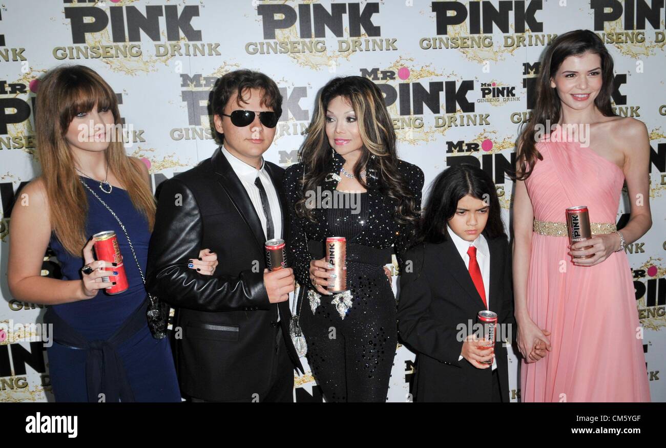 Los Angeles, California, USA. 11 ottobre 2012. La Jackson Kids Prince, Parigi, coperta, LaToya Jackson, Monica Gabor presso gli arrivi per il Sig. Rosa Drink Ginseng Launch Party, il Blvd al Regent Beverly Wilshire Hotel di Beverly Hills, CA 11 ottobre 2012. Foto di: Elizabeth Goodenough/Everett raccolta/Alamy Live News Foto Stock