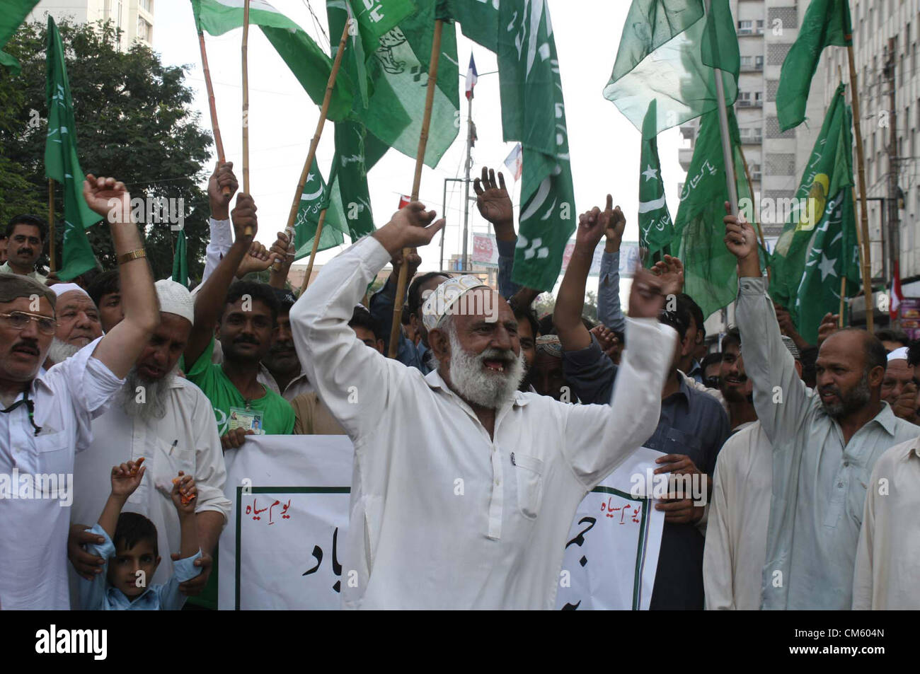 Gli attivisti della Lega musulmana-N chant slogan contro l'ex presidente del Pakistan, Pervez Musharaf e mark oggi come il giorno della democrazia, durante una manifestazione di protesta a Karachi press club del venerdì, 12 Ottobre 2012 Foto Stock