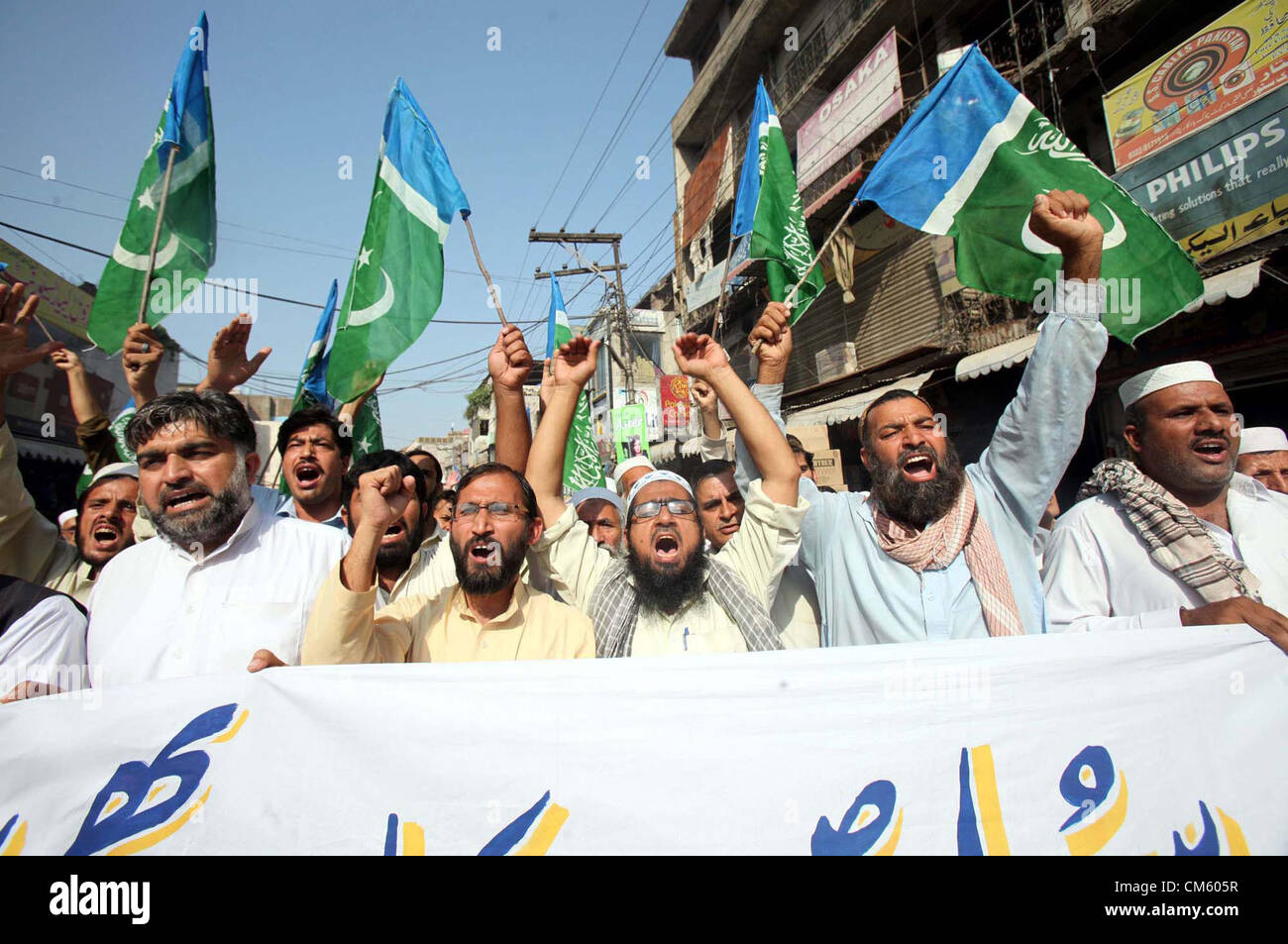 Gli attivisti del Jamat-e-Islami chant slogan contro la blasfemia anti-Islam filmato rilasciato internet di ioni DA STATI UNITI D'AMERICA, durante una manifestazione di protesta a chowk Yadgar nella città di Peshawar venerdì 12 ottobre, 2012. Foto Stock