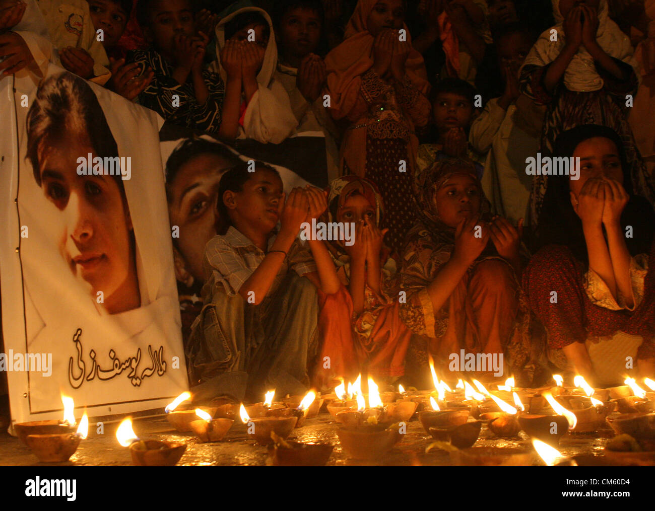 I sostenitori di PASBAN alleggerire lampade e offrire Dua per la salute il recupero di Malala Yousaf Zai durante una dimostrazione a Karachi press club del venerdì, 12 ottobre 2012. Il governo del Pakistan ha convocato per il venerdì di essere osservata come un 'day di preghiera" per il recupero di un periodo di quattordici anni ragazza colpo in testa dai talebani gundawn Foto Stock
