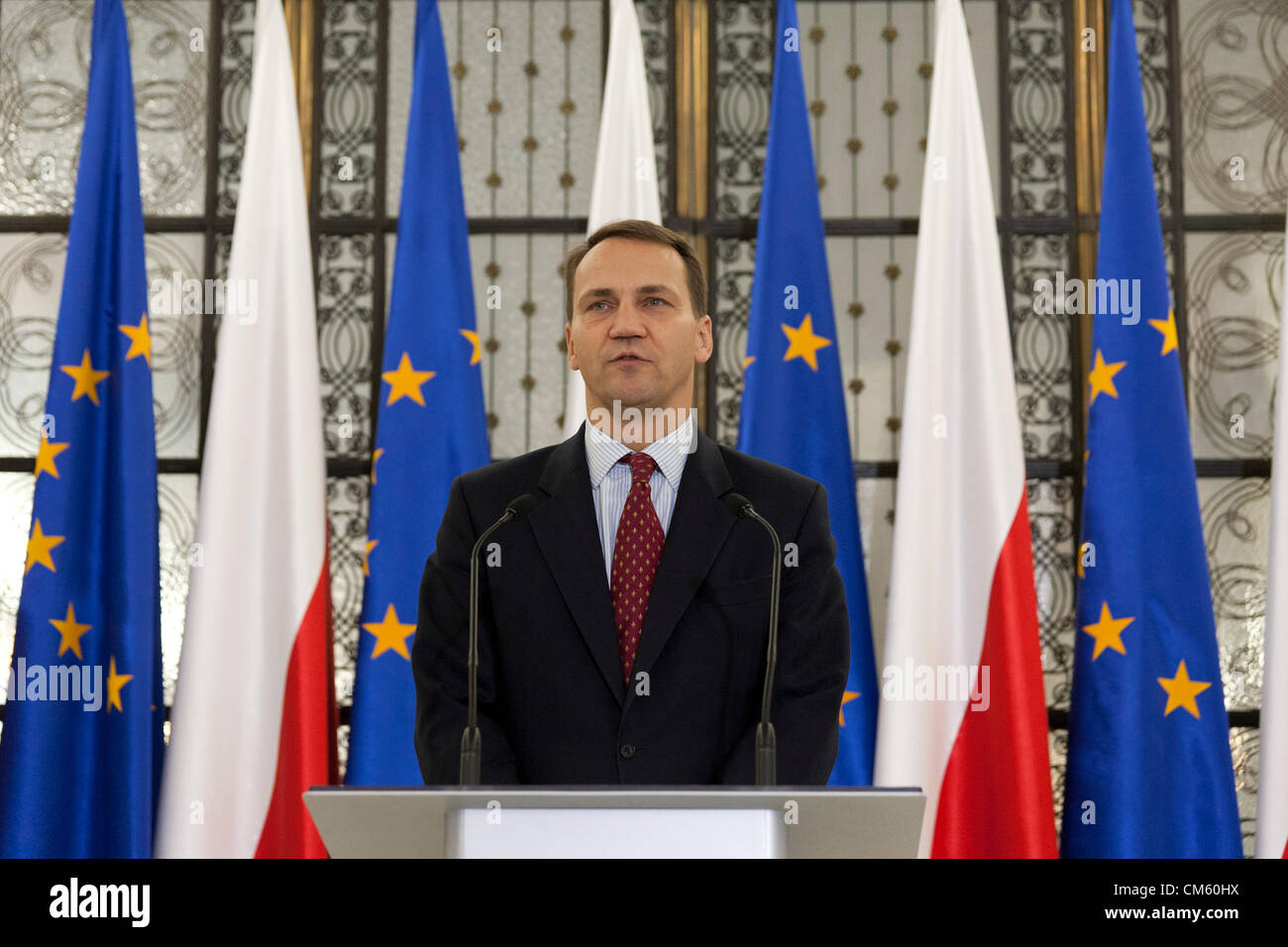 Xii di ottobre 2012. Varsavia, Polonia. Esporre di primo ministro e il voto di fiducia per il governo attuale in Parliment (Sejm). Sulla foto - Dichiarazione di Radoslaw Sikorski - ministro degli affari foregin Foto Stock