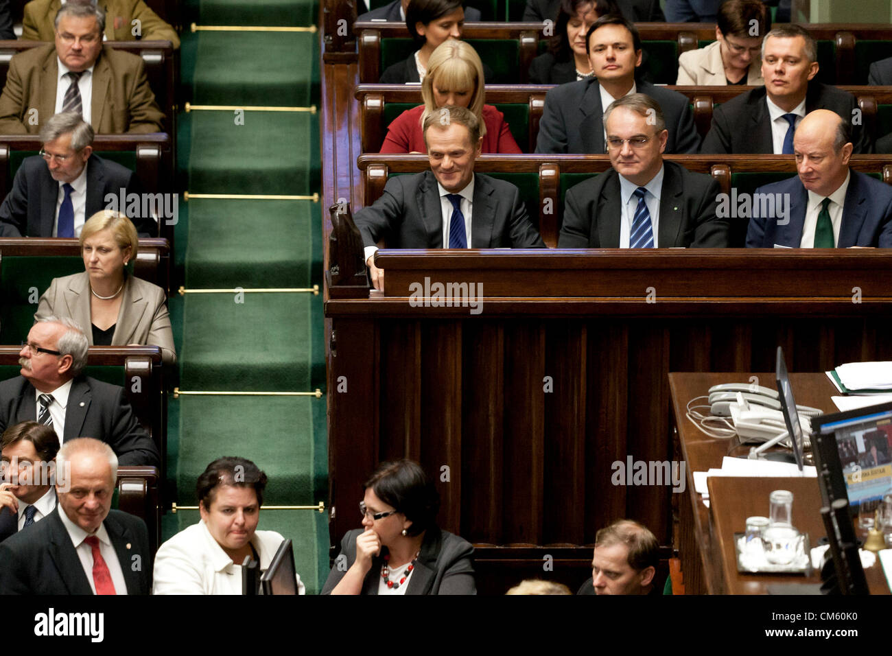 Xii di ottobre 2012. Varsavia, Polonia. Esporre di primo ministro e il voto di fiducia per il governo attuale in Parliment (Sejm). Sulla foto - il primo ministro Donald Tusk (sinistra) , vice-primo ministro Waldemar Pawlak (centro sinistra) , ministro delle finanze Jacek Rostowski (centro destra ) Foto Stock