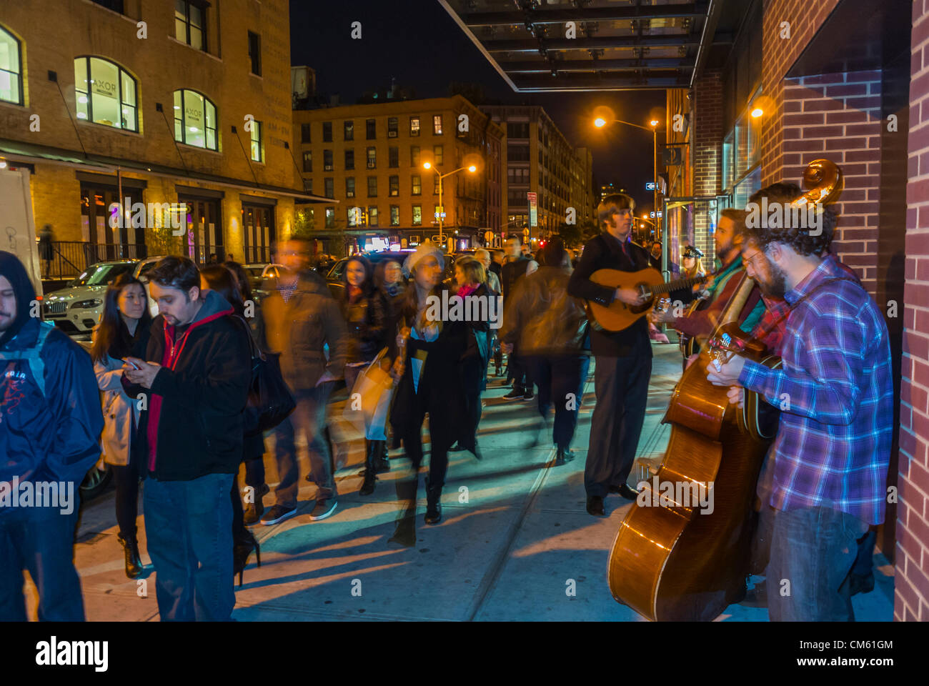 New York City, NY, USA, persone che visitano Wine & Food Festival, 'Meatpacking District', Manhattan, American Jazz Music Band che suona su strada di notte Foto Stock