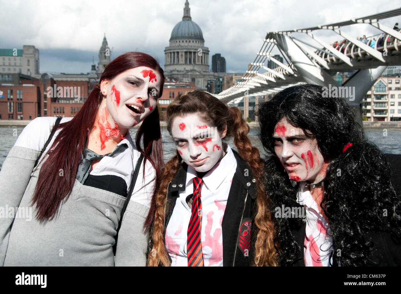 Londra, Regno Unito. 13/10/12. Zombie orda rampages intorno alla Tate Modern sulla banca del sud. Non sono solo gli zombie su una sanguinosa sete di ricerca di carne umana, essi sono anche la raccolta di fondi per l'evento ha scelto la carità, St Mungos. Più di 50 città in tutto il mondo a partecipare al Mondiale Zombie giorno, tra cui New York, Pittsburgh, Parigi, Hong Kong, Los Angeles, Chicago, Dallas, Seattle, e Tokyo. Foto Stock