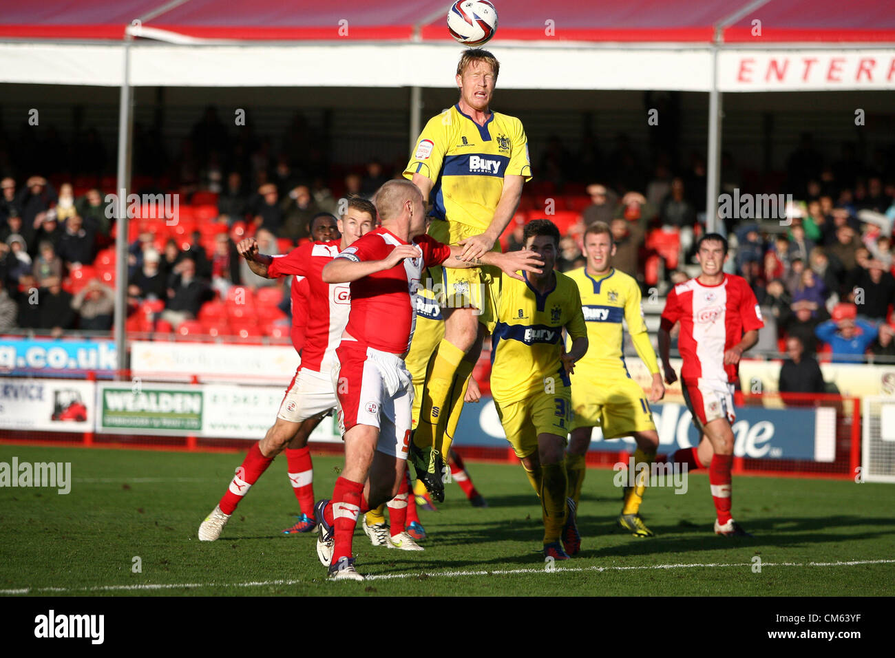 13.10.2012 Crawley, Inghilterra, Regno Unito. Adam Lockwood in azione per seppellire durante il campionato un gioco tra la città di Crawley e seppellire da Broadfield Stadium. Foto Stock