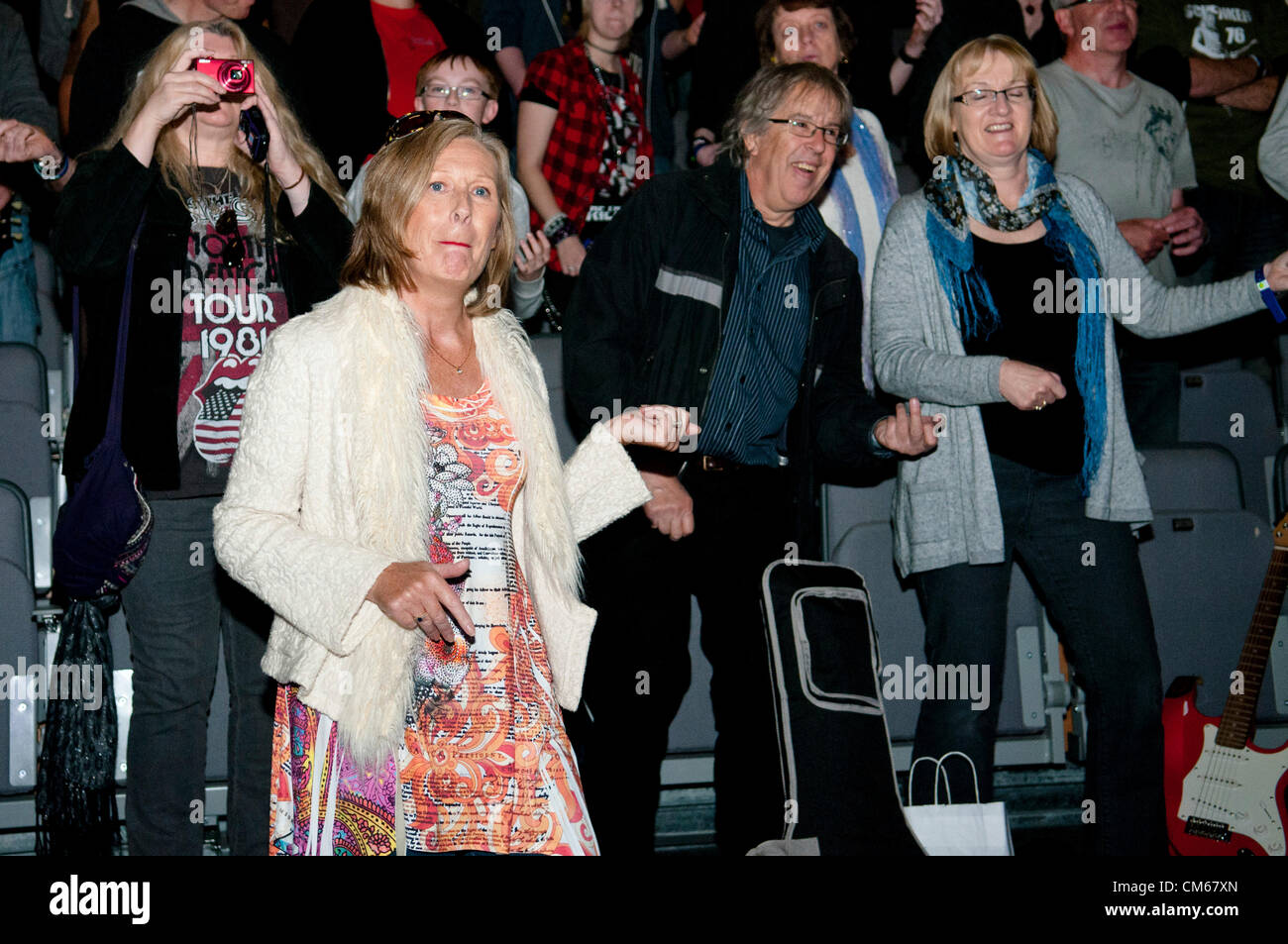 Coventry, Regno Unito. 'Strum una corda per una buona causa' evento svoltosi domenica 14 ottobre 2012 presso la Ricoh Arena Coventry Inghilterra England Regno Unito l'evento che si è tenuto in aiuto di Childline, era un tentativo di impostare un record del mondo per la più grande chitarra elettrica ensemble. Il complesso è stato guidato da Slade il chitarrista Dave Hill. Foto Stock