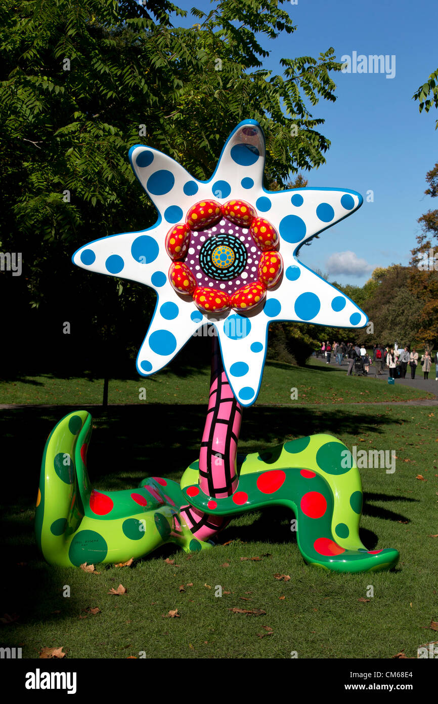Fiori che fioriscono domani una scultura di Yayoi Kusama presso il fregio Art Fair 2012, Regents Park, London, Regno Unito. Foto Stock