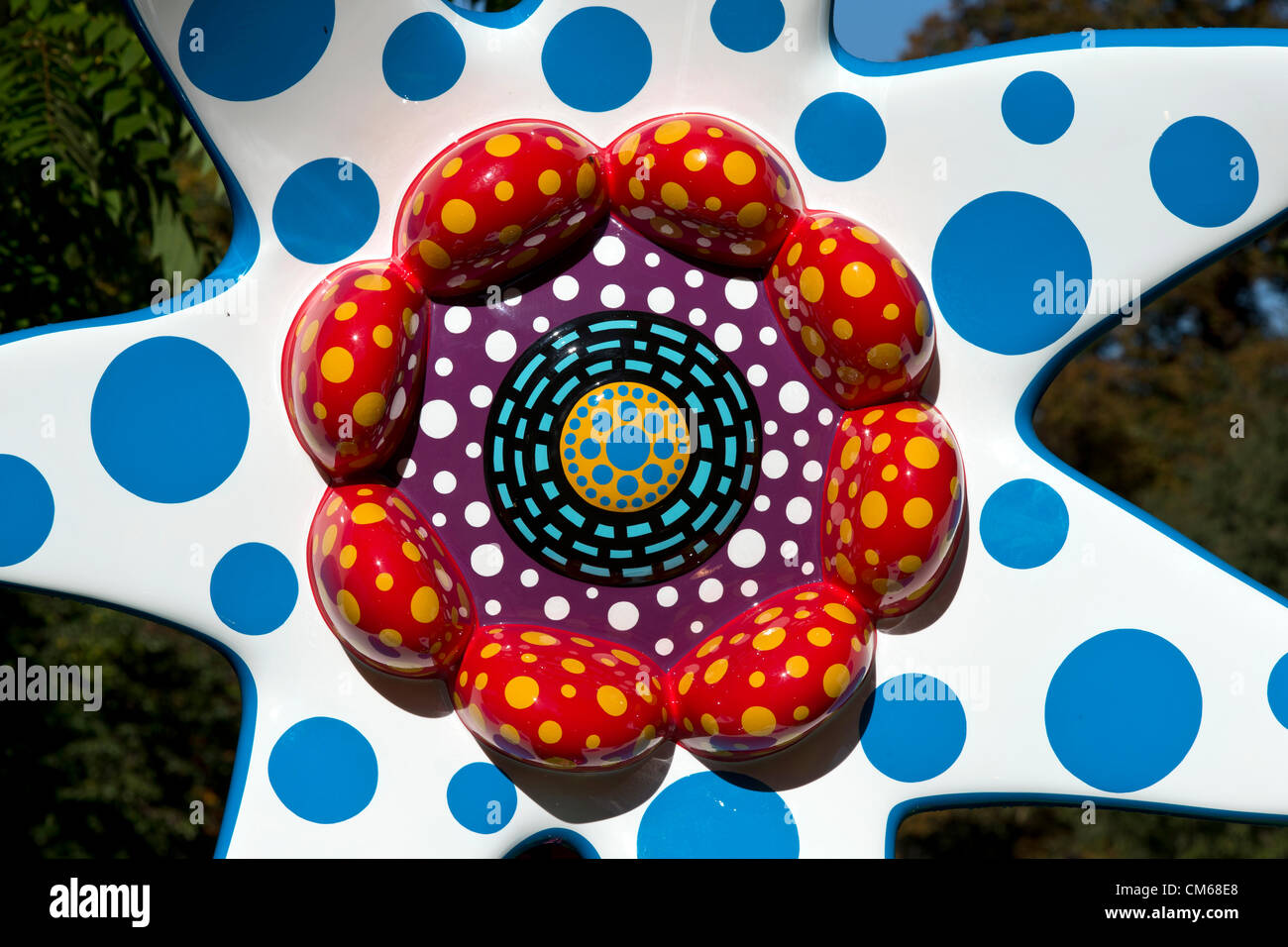 Fiori che fioriscono domani una scultura di Yayoi Kusama presso il fregio Art Fair 2012, Regents Park, London, Regno Unito. Foto Stock