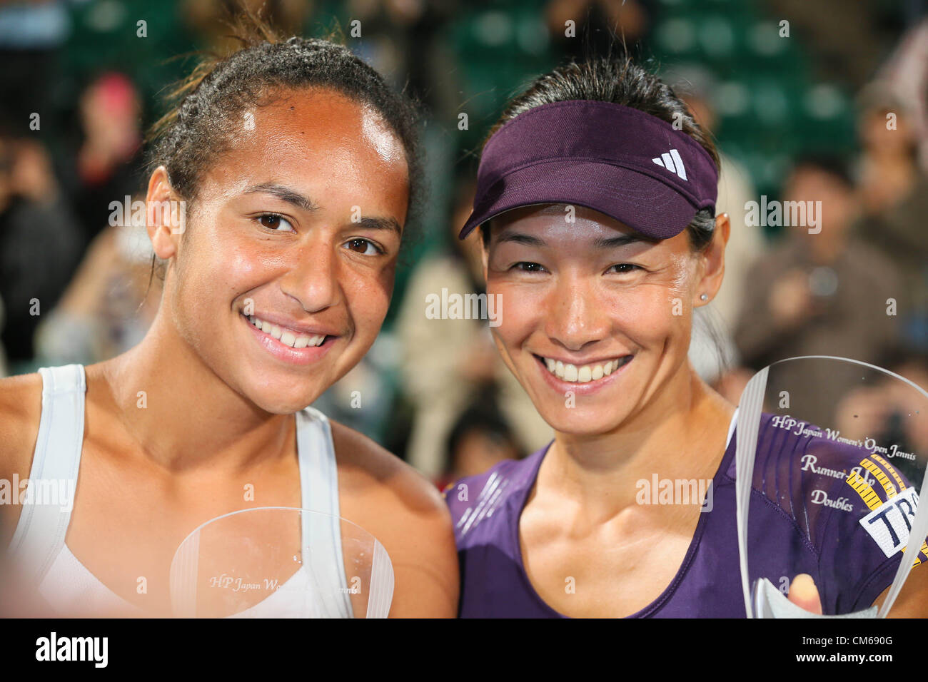 (L a R) Heather Watson (GBR), Kimiko Date-Krumm (JPN), 14 ottobre 2012 - Tennis : Giappone HP Open Femminile Tennis 2012, doppio femminile partita finale a Utsubo Tennis Center, Osaka, Giappone. (Foto di Akihiro Sugimoto/AFLO SPORT) Foto Stock