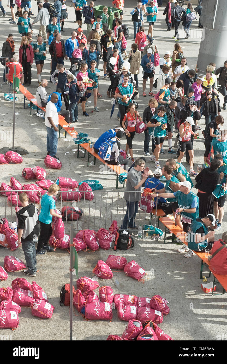 Monaco di Baviera, Germania - 14 Ottobre : Domenica, più di 18.000 active corridori hanno preso parte alla ventisettesima maratona di Monaco di Baviera. Più di centomila spettatori radunati lungo la pista in condizioni meteo soleggiate Ottobre 14, 2012 a Monaco di Baviera. Foto Stock