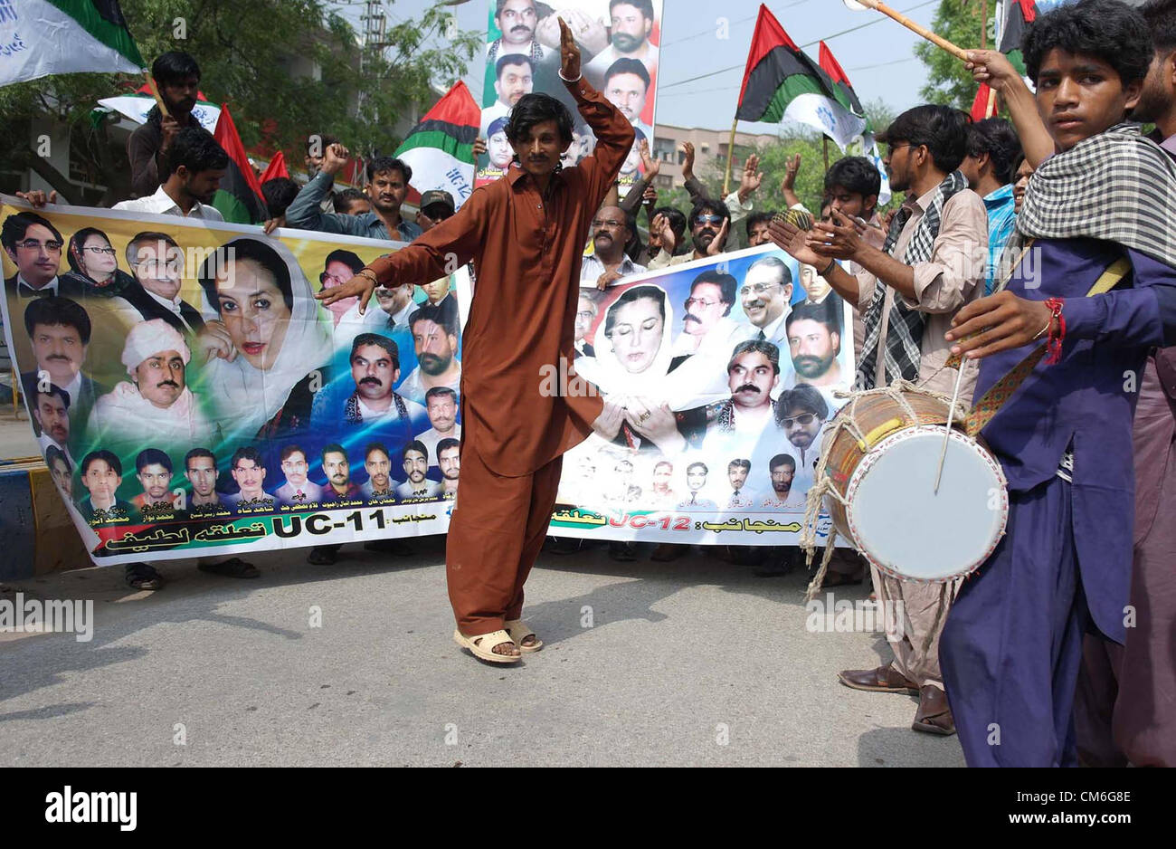 Gli attivisti del popolo Ufficio del lavoro celebrare il successo incontro pubblico dei popoli Party (PPP) in Hyderabad Martedì, 16 ottobre 2012. Foto Stock