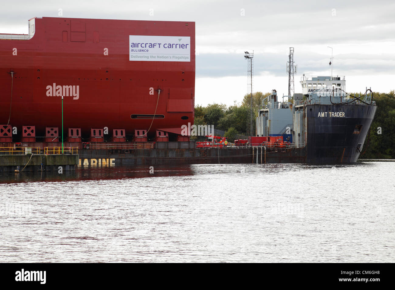 BAE Systems Shipyard, Govan, Glasgow, martedì 16 ottobre 2012. Una sezione completa dello scafo della portaerei HMS Queen Elizabeth caricato sulla chiatta AMT Trader sul fiume Clyde Foto Stock