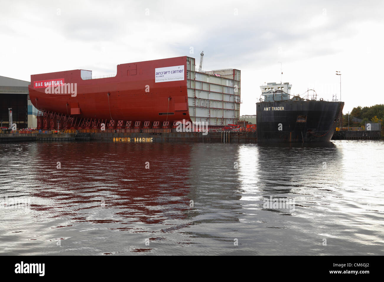 BAE Systems Shipyard, Govan, Glasgow, martedì 16 ottobre 2012. Una sezione completa dello scafo della portaerei HMS Queen Elizabeth caricato sulla chiatta AMT Trader sul fiume Clyde Foto Stock