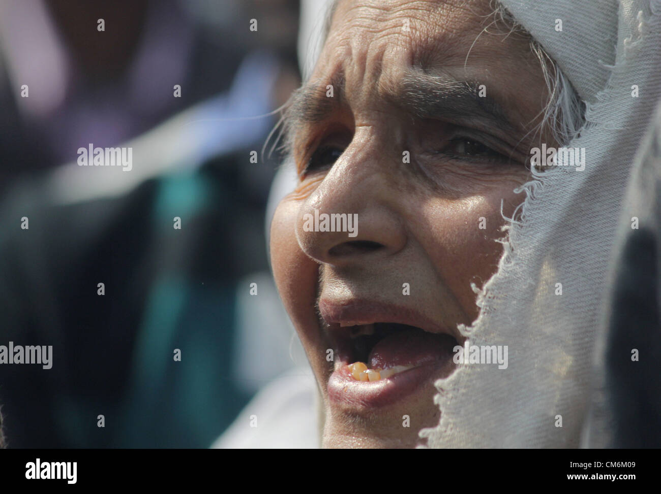 Ottobre 17, 2012 - kashmir donne musulmane gridare slogan durante la protesta contro gas GPL e carenza di energia a Srinagar, la capitale estiva del Kashmir indiano su 17/10/2012.Foto/Altaf Zargar/Zuma premere (credito Immagine: © Altaf Zargar/ZUMAPRESS.com) Foto Stock