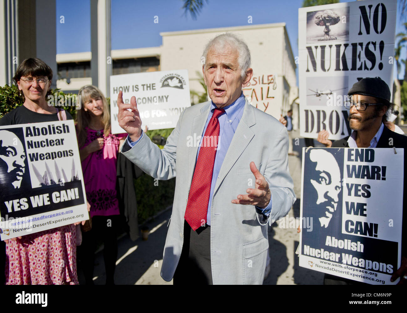 Ottobre 17, 2012 - Santa Barbara, California, Stati Uniti - Daniel Ellsberg, parte di Vandenberg 15, parla ai tifosi dopo le tasse sono stati trascinati in tribunale federale derivanti dall'groupÃ•s febbraio protesta di un Minuteman III intercontinental missile balistico Lancio dalla Base aerea di Vandenberg. (Credito Immagine: © PJ Heller/ZUMAPRESS.com) Foto Stock