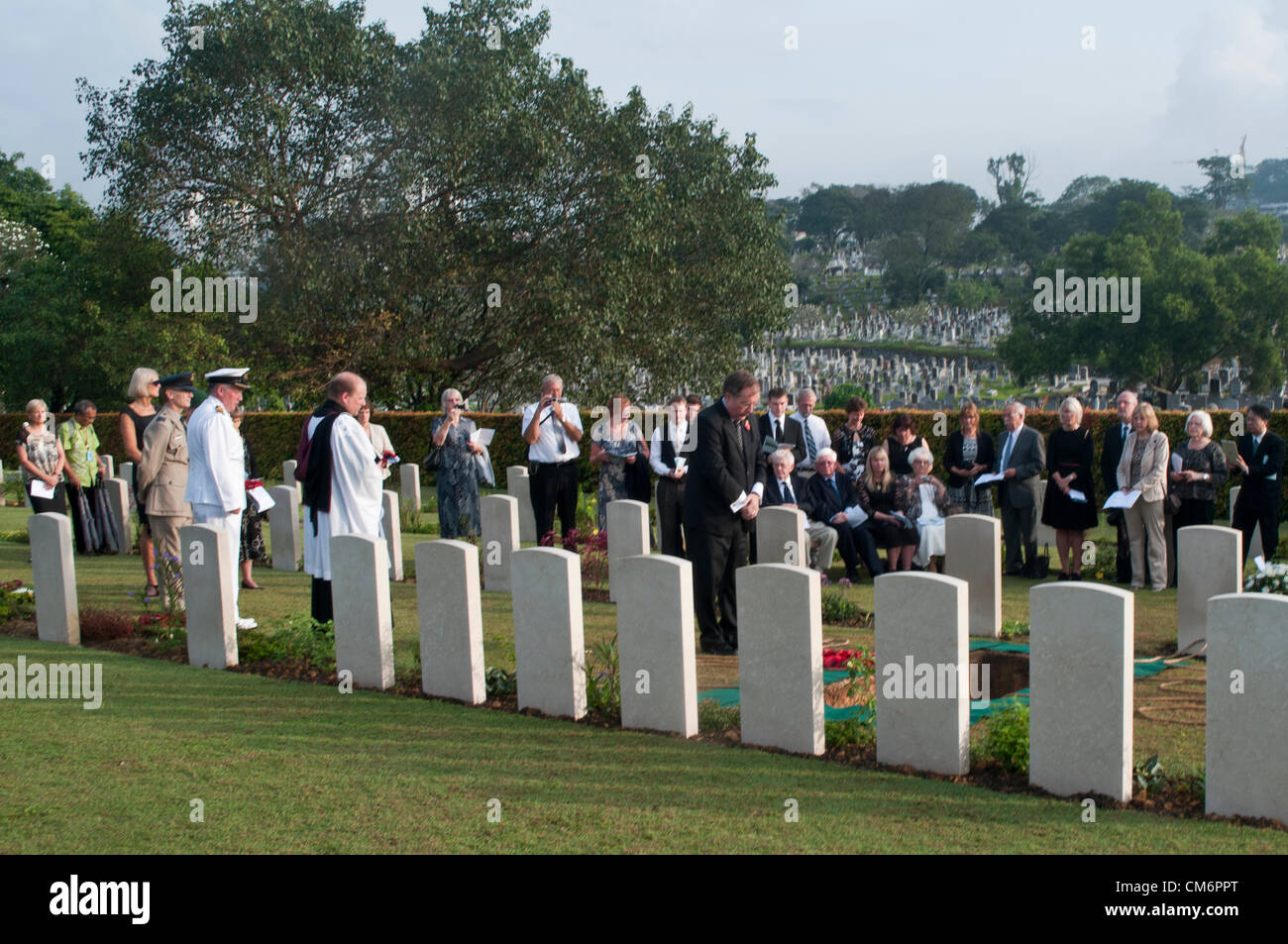 Kuala Lumpur, Malesia. 18 ottobre, 2012. I membri della famiglia, militari britannici, e l'alto commissario britannico di pagare i loro ultimi rispetto durante la sepoltura di otto RAF Membri di equipaggio al Commonwealth War Cemetery a Kuala Lumpur. Gli otto membri di equipaggio sono stati battenti un B-24 Liberator su agosto 23, 1945, otto giorni dopo il giappone si arrese durante la II Guerra Mondiale, quando l'aereo si è schiantato ed è stato perso vicino a Kuala Pilah, Malaysia. Foto Stock