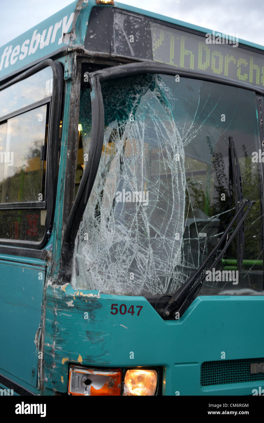 Un pullman e autobus con gli alunni delle scuole si sono scontrate sulla A352 vicino a Cerne Abbas 17 Ott 2012 foto da: Dorset Servizio media Foto Stock