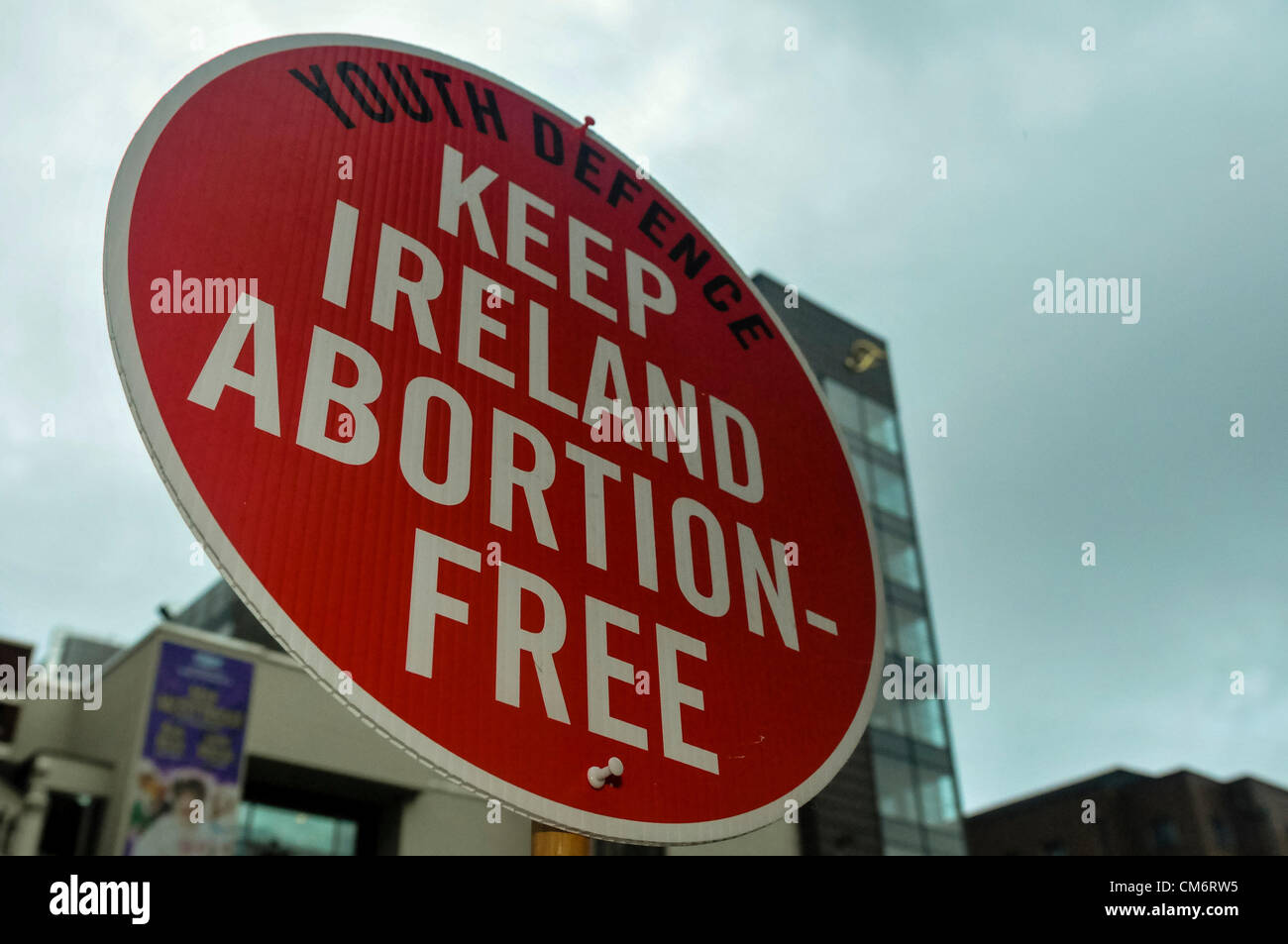 Belfast, Irlanda del Nord. Il 18 ottobre 2012. Un banner dicendo "Mantenere l'Irlanda l'aborto libero' viene mantenuto fino a circa 400 pro-vita sostenitori continuare a protestare al di fuori del sito del primo irlandese aborto private clinic in Belfast come Marie Stopes International apre la sua salute sessuale e riproduttiva clinica per uomini e donne. Credito: Stephen Barnes / Alamy Live News Foto Stock