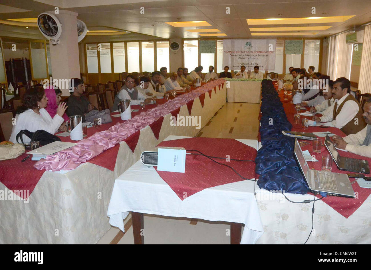 Gli esperti sono scambi di opinioni nel corso di un seminario riguardante "La morte della madre durante la gravidanza" che si svolge a livello locale hotel a Quetta giovedì 18 ottobre, 2012. Foto Stock