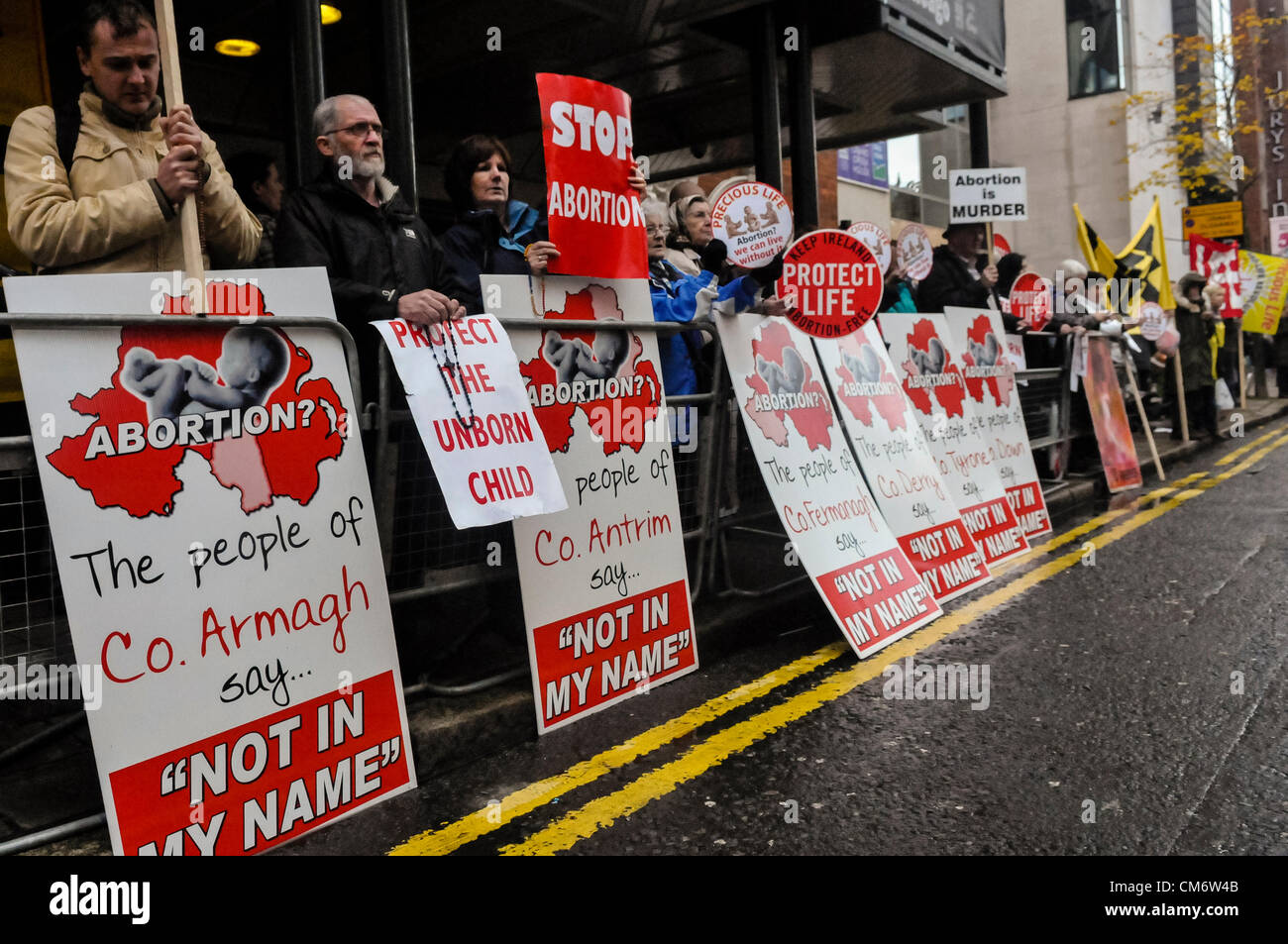 Belfast, Irlanda del Nord. Il 18 ottobre 2012. Circa 400 pro-vita sostenitori continuare a protestare al di fuori del sito del primo irlandese aborto private clinic in Belfast come Marie Stopes International apre la sua salute sessuale e riproduttiva clinica per uomini e donne. Credito: Stephen Barnes / Alamy Live News Foto Stock