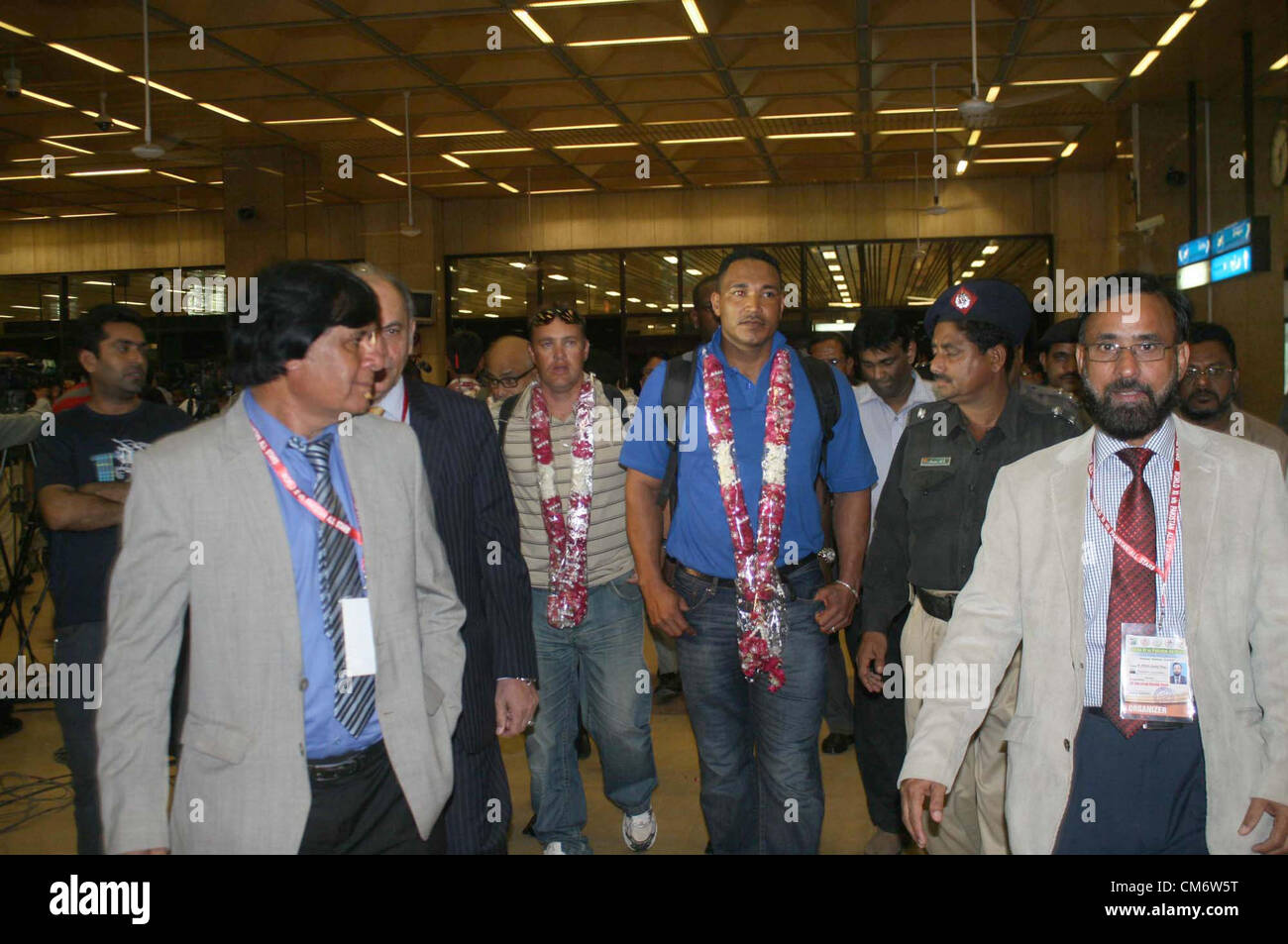 Indie ad ovest e sud africani il cricketers escono a Karachi aeroporto al momento del loro arrivo per due mostra venti20 corrispondenze tra mondo internazionale XI e Pakistan tutte le stelle, a Karachi in ultima notte. Foto Stock