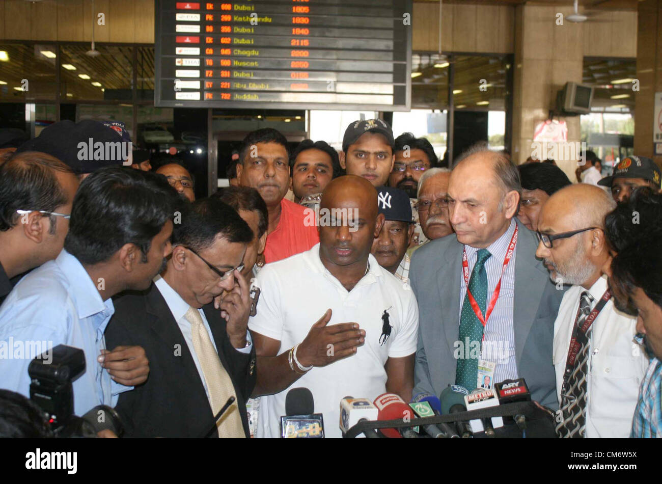 Sri Lanka Cricket ex capitano, Sanath Jayasuriya parla di media delle persone al suo arrivo all aeroporto di Karachi per due mostra venti20 corrispondenze tra mondo internazionale XI e Pakistan tutte le stelle, a Karachi il giovedì 18 ottobre, 2012. Foto Stock