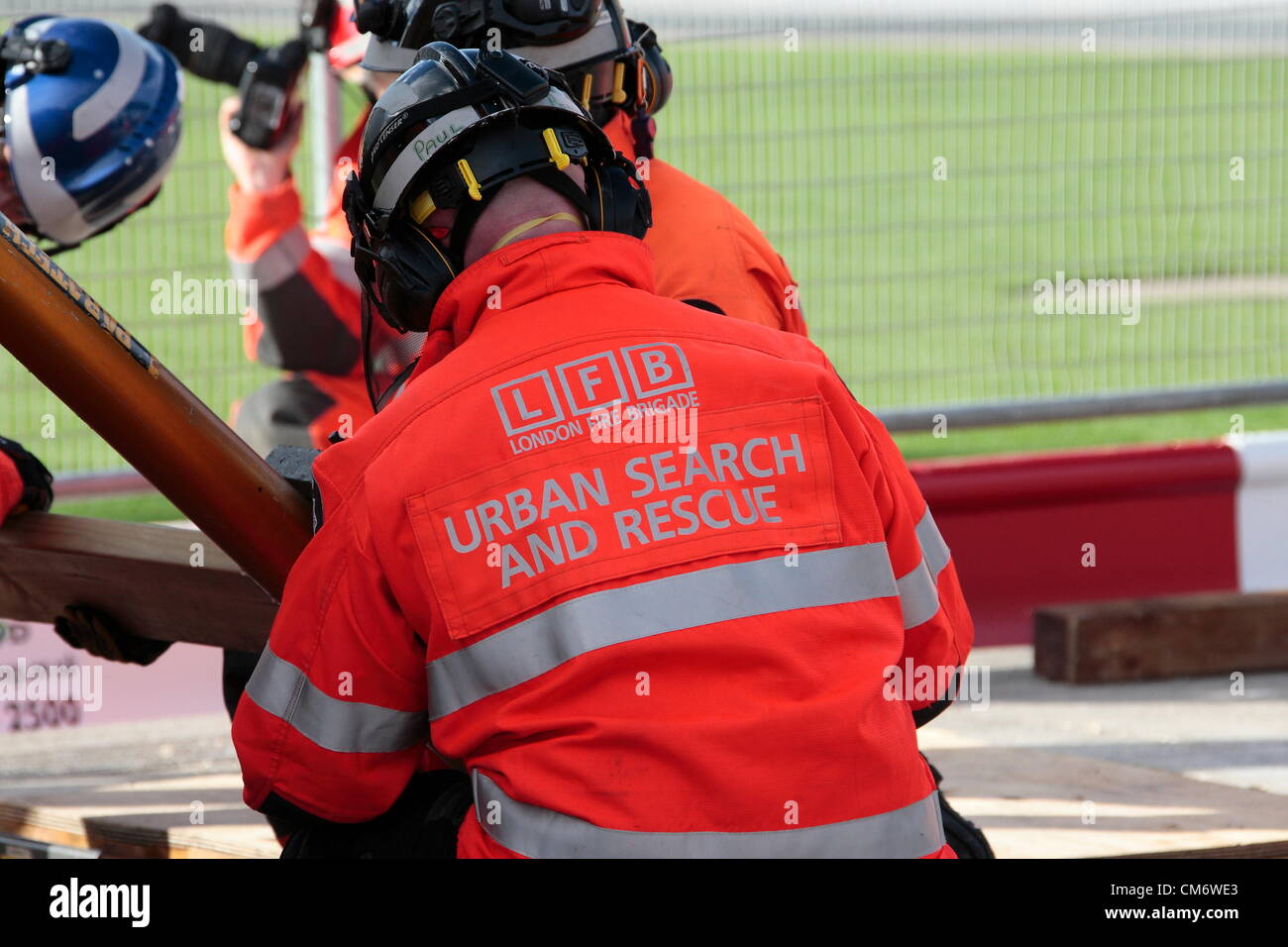 Londra, Regno Unito. Giovedì 18 ottobre 2012. Londra Vigili del Fuoco dimostra alcune delle sue capacità al mondo Rescue Challenge 2012. Squadre da tutto il mondo si incontrano a Excel di Londra per competere in extrication trauma e sfide. Così come i team del Regno Unito anche nella competizione sono squadre provenienti dalla Nuova Zelanda, Sud Africa Russia, Ghana, i paesi europei e in Australia. Credito: Hot Shots / Alamy Live News Foto Stock