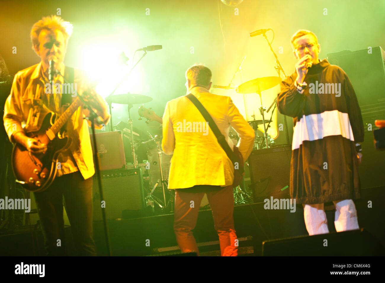 London, Regno Unito - 18 Ottobre 2012: Hot Chip eseguire live at O2 Brixton Academy a seguito del rilascio del loro nuovo album 'nelle nostre teste' Foto Stock
