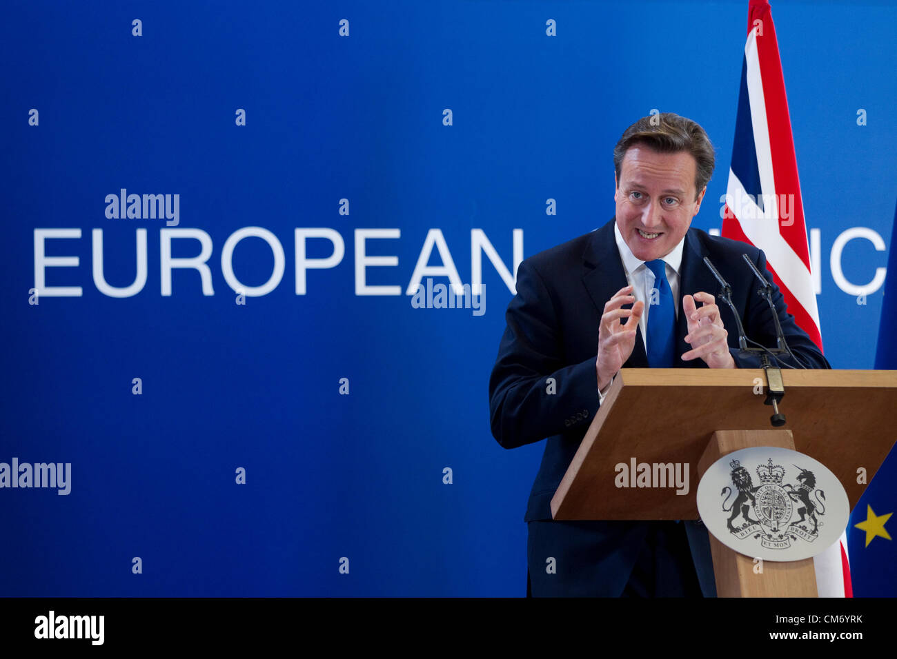 David Cameron, Primo Ministro del Regno Unito dà un briefing con la stampa il venerdì in occasione del Consiglio europeo di Bruxelles, Justus Lipsius. Foto:Jeff Gilbert. 19.10.2012. Bruxelles, Belgio. Foto Stock