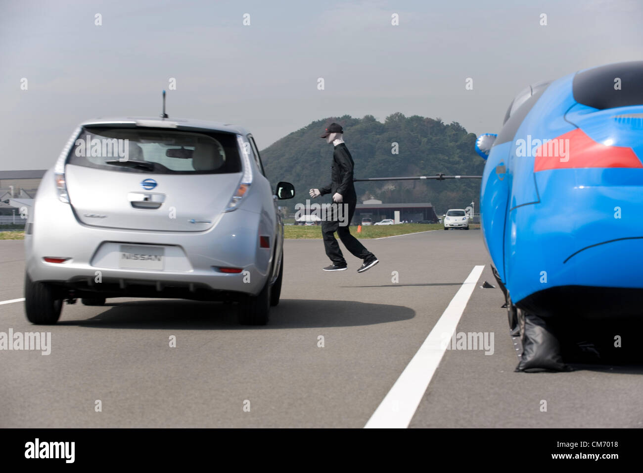 La foto mostra una dimostrazione di Nissan. Motor Co's "autonomo sistema sterzante di emergenza' durante una dimostrazione della casa automobilistica Oppama circuito di prova a Yokohama, in Giappone il 17 ottobre 2012. Il sistema offre collision avoidance capability applicando la frenatura automatica e sterzo automatico in situazioni in cui è imminente una collisione e dove eludere ostacoli con la frenata può essere inefficace. Il sistema prende effetto in situazioni in cui i rischi imprevedibili derivano, come improvvise intrusioni sulla strada a bassa velocità zone, o quando una collisione ad alta velocità è imminente a causa del conducente identif ritardato Foto Stock