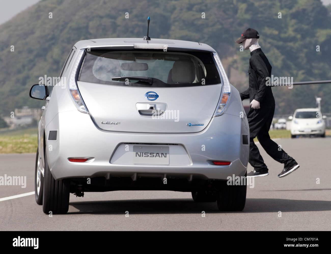 La foto mostra una dimostrazione di Nissan. Motor Co's "autonomo sistema sterzante di emergenza' durante una dimostrazione della casa automobilistica Oppama circuito di prova a Yokohama, in Giappone il 17 ottobre 2012. Il sistema offre collision avoidance capability applicando la frenatura automatica e sterzo automatico in situazioni in cui è imminente una collisione e dove eludere ostacoli con la frenata può essere inefficace. Il sistema prende effetto in situazioni in cui i rischi imprevedibili derivano, come improvvise intrusioni sulla strada a bassa velocità zone, o quando una collisione ad alta velocità è imminente a causa del conducente identif ritardato Foto Stock