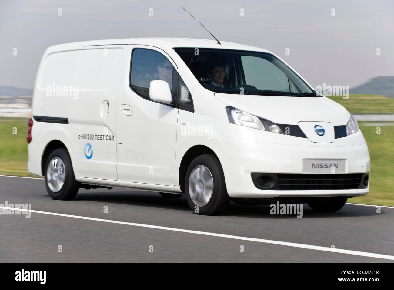 La foto mostra un prototipo di Nissan e-NV200 veicolo elettrico durante una corsa di prova presso la casa automobilistica Oppama del circuito di prova a Yokohama, in Giappone il 17 ottobre 2012. Fotografo: Robert Gilhooly Foto Stock