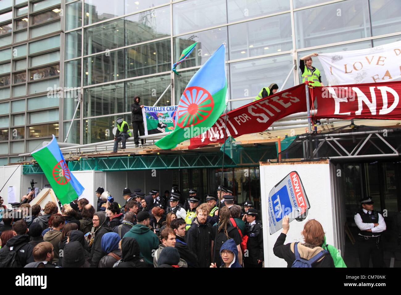 Londra, Regno Unito. Il 19 ottobre 2012 una dimostrazione organizzata dal viaggiatore rete di solidarietà rivolte Eric Pickles Dipartimento per le comunità e il governo locale. Alcuni manifestanti sono saliti sull'entrata dell'edificio mentre altri ha lottato con la polizia. Foto Stock