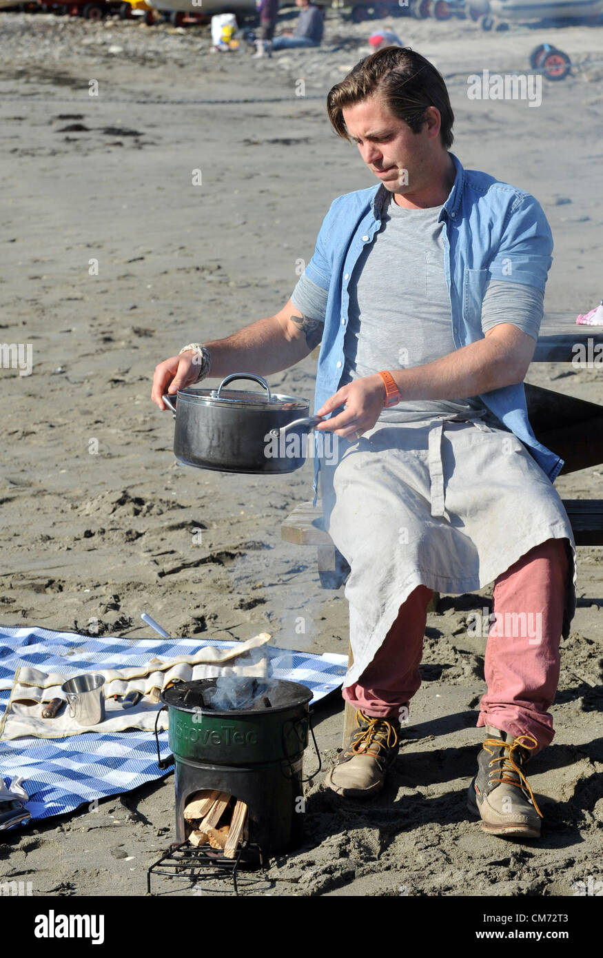 Lo chef TV James Strawbridge riprese per una nuova serie di ITV di affamati marinai a Helford in Cornovaglia. La Gran Bretagna, UK 18 ottobre 2012 foto da: Dorset Servizio media Foto Stock