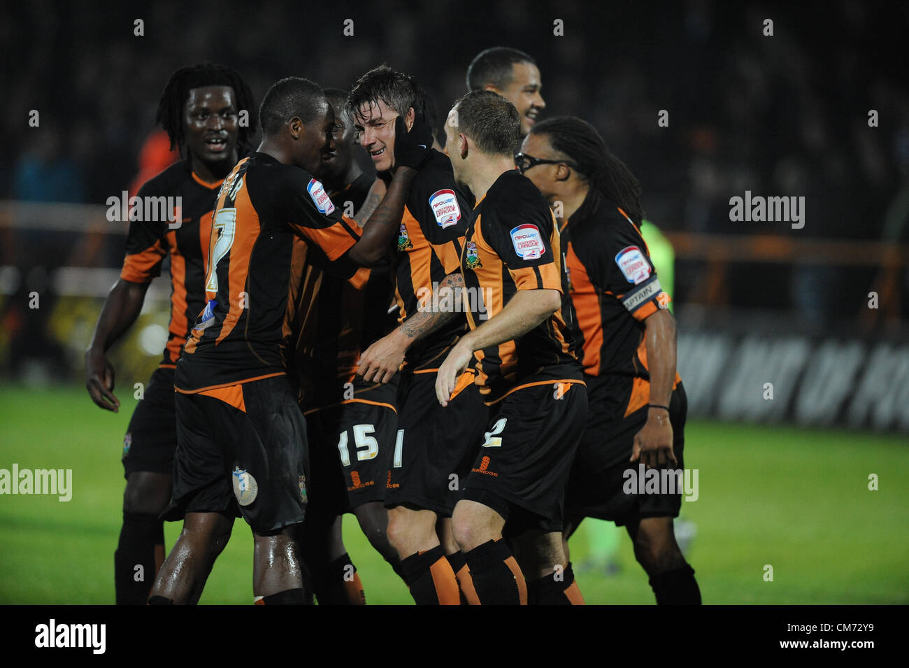 19.10.2012 Barnet, Inghilterra. John Oster (Barnet) celebra il suo obiettivo con compagni di squadra durante il campionato due gioco tra Barnet e Northampton Town dalla Underhill Stadium. Foto Stock