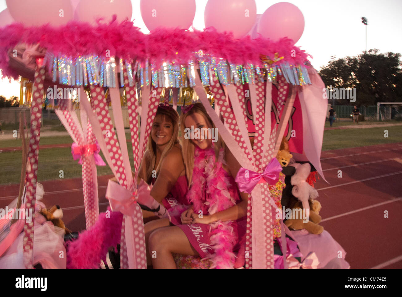 19 ottobre 2012 San Antonio, Texas, Stati Uniti d'America - studenti dalla Epsilon Sigma Capitolo di Phi Mu sorority partecipare all'annuale UTSA Homecoming Golf Cart Parade. Oltre 200 organizzazioni studentesche decorate più di 50 golf cart per la parata Credito: James Southers / Alamy Live News Foto Stock