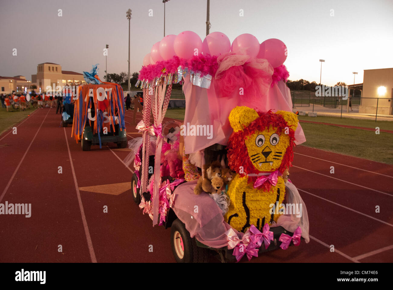 19 ottobre 2012 San Antonio, Texas, Stati Uniti d'America - Gli studenti provenienti da UTSA partecipare all'annuale Homecoming Golf Cart Parade. Oltre 200 organizzazioni studentesche decorate più di 50 golf cart per la parata Credito: James Southers / Alamy Live News Foto Stock