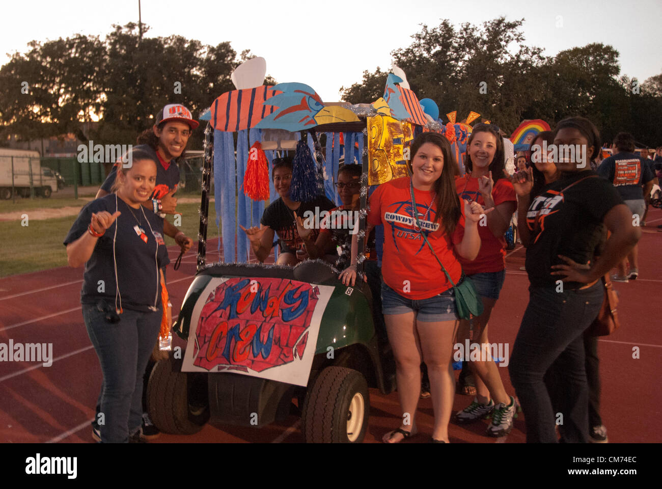 19 ottobre 2012 San Antonio, Texas, Stati Uniti d'America - Gli studenti provenienti da UTSA partecipare all'annuale Homecoming Golf Cart Parade. Oltre 200 organizzazioni studentesche decorate più di 50 golf cart per la parata Credito: James Southers / Alamy Live News Foto Stock