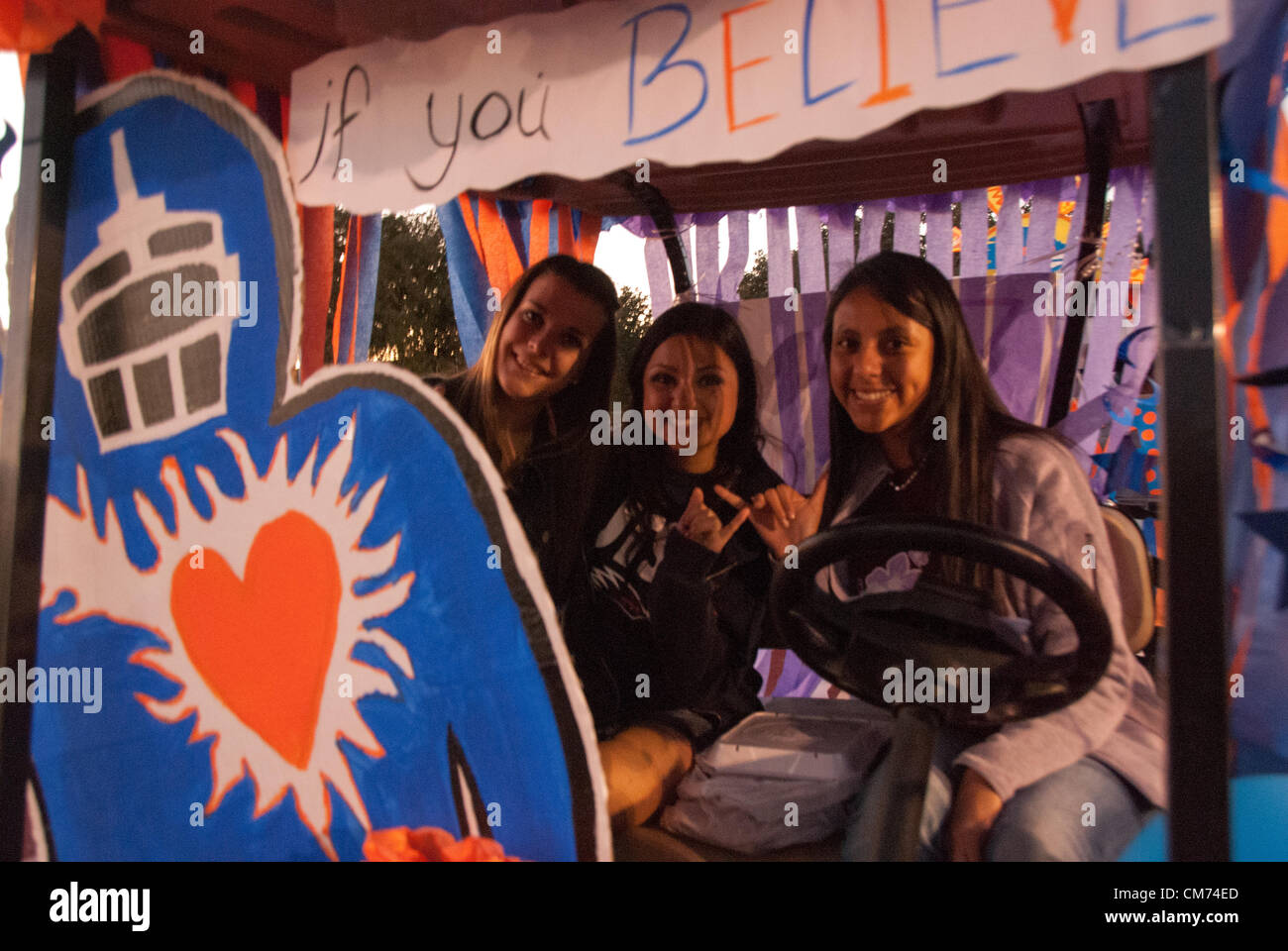 19 ottobre 2012 San Antonio, Texas, Stati Uniti d'America - Gli studenti provenienti da UTSA partecipare all'annuale Homecoming Golf Cart Parade. Oltre 200 organizzazioni studentesche decorate più di 50 golf cart per la parata Credito: James Southers / Alamy Live News Foto Stock
