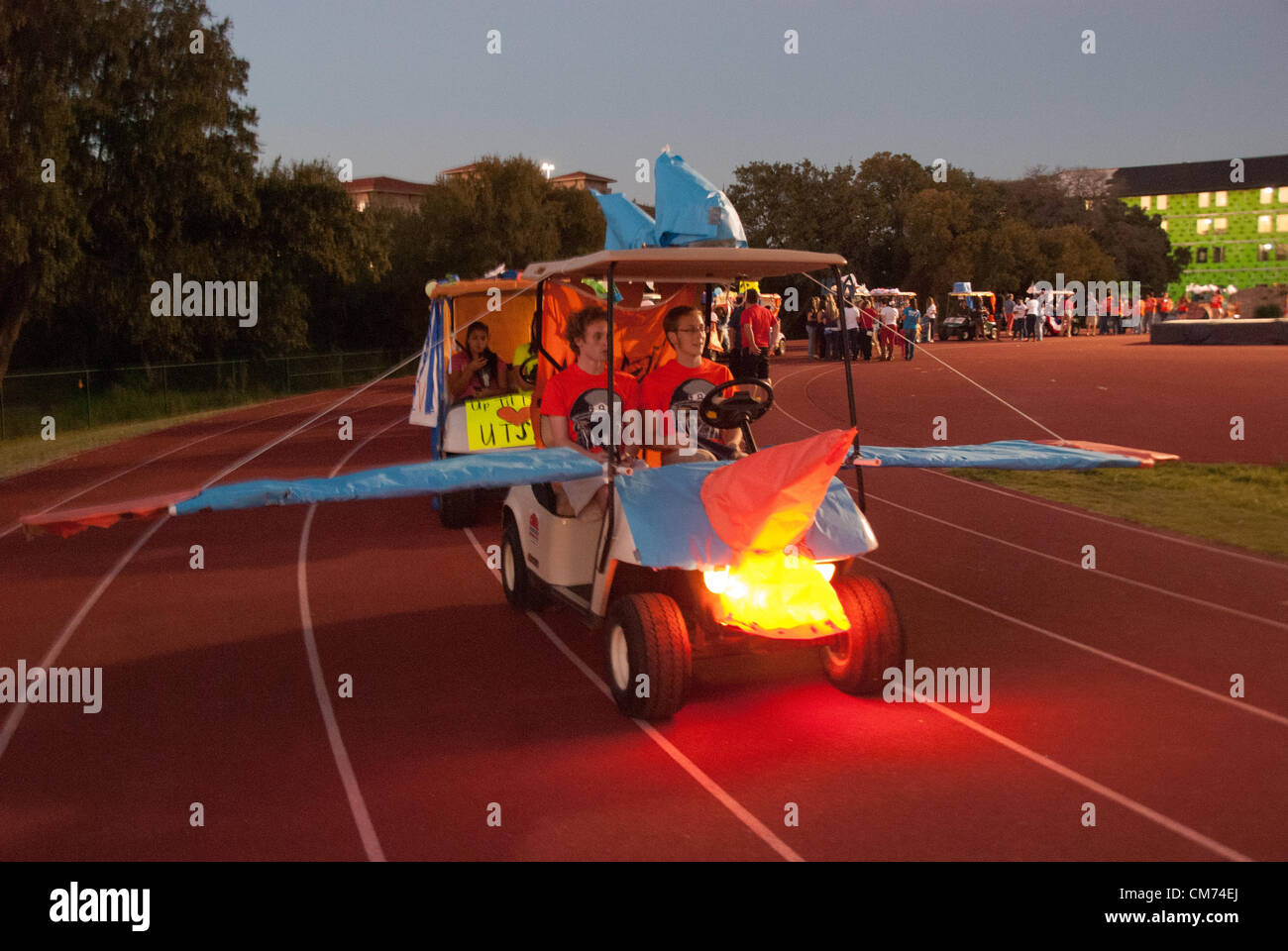 19 ottobre 2012 San Antonio, Texas, Stati Uniti d'America - Gli studenti provenienti da UTSA partecipare all'annuale Homecoming Golf Cart Parade. Oltre 200 organizzazioni studentesche decorate più di 50 golf cart per la parata Credito: James Southers / Alamy Live News Foto Stock