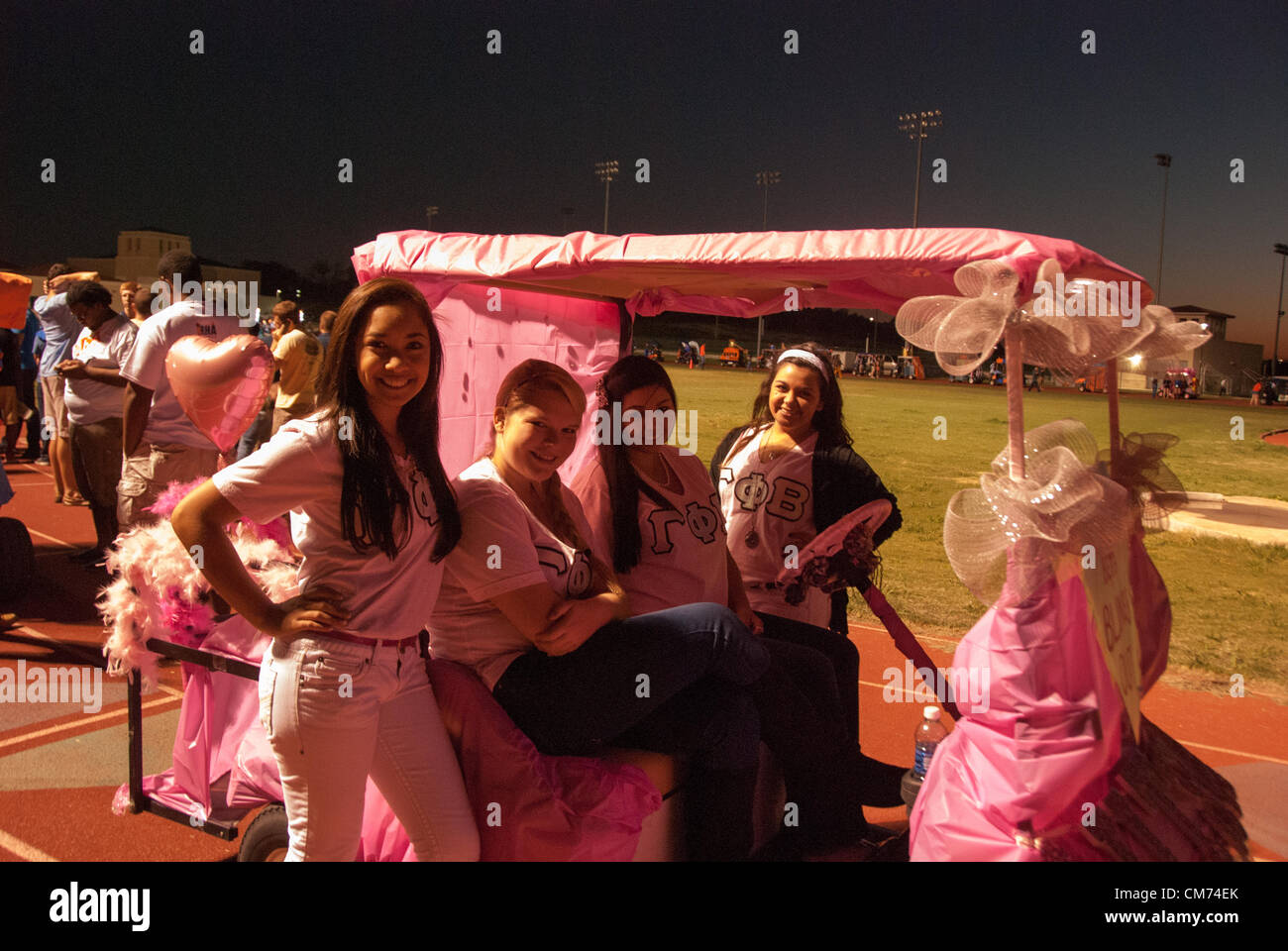 19 ottobre 2012 San Antonio, Texas, Stati Uniti d'America - Gli studenti provenienti da UTSA partecipare all'annuale Homecoming Golf Cart Parade. Oltre 200 organizzazioni studentesche decorate più di 50 golf cart per la parata Credito: James Southers / Alamy Live News Foto Stock