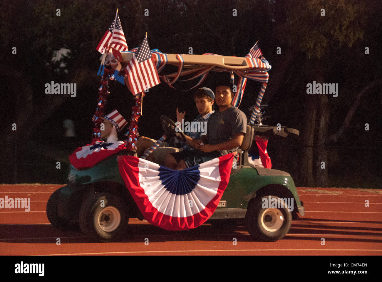 19 ottobre 2012 San Antonio, Texas, Stati Uniti d'America - Gli studenti provenienti da UTSA partecipare all'annuale Homecoming Golf Cart Parade. Oltre 200 organizzazioni studentesche decorate più di 50 golf cart per la parata Credito: James Southers / Alamy Live News Foto Stock
