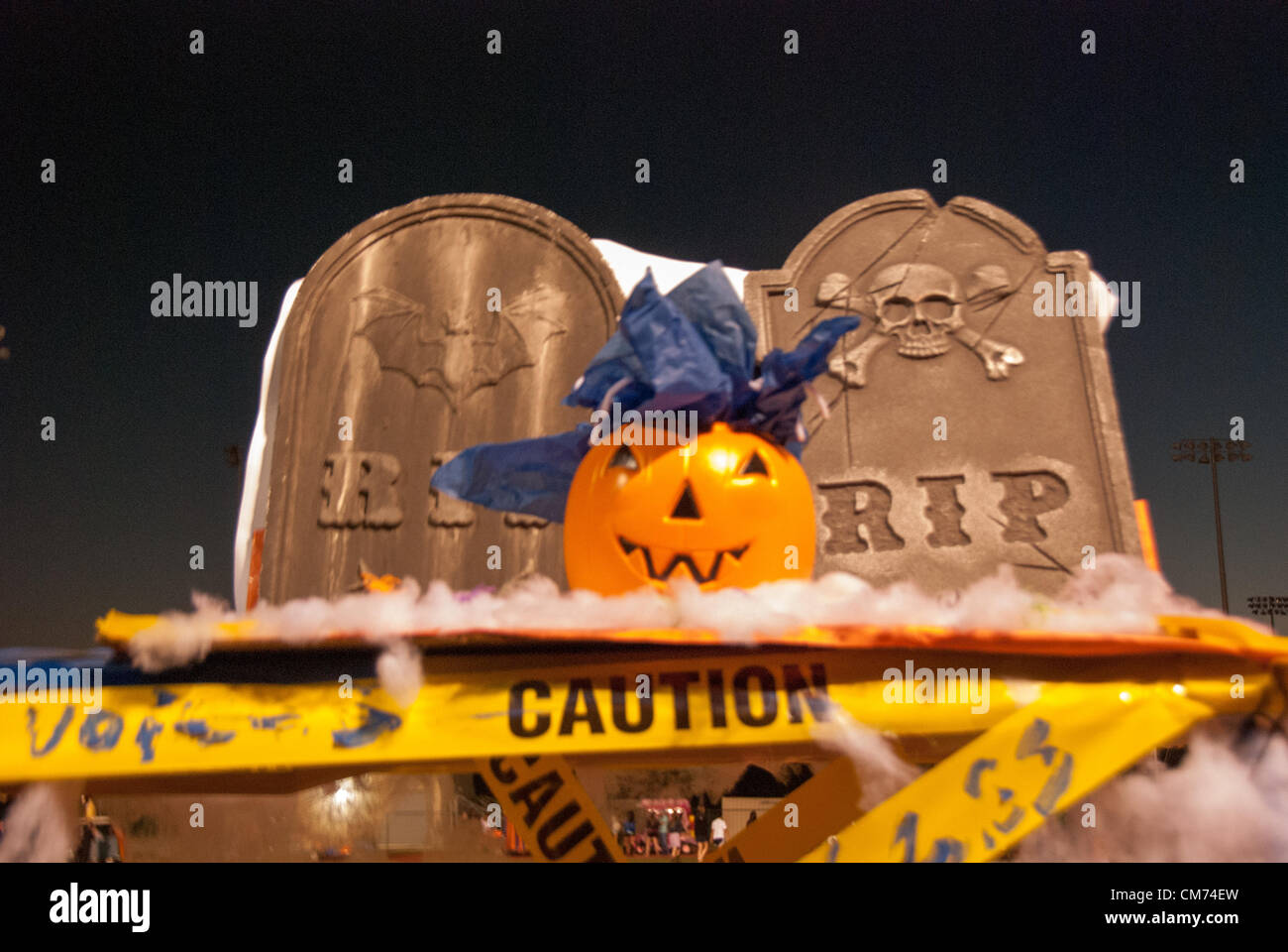 19 ottobre 2012 San Antonio, Texas, Stati Uniti d'America - un tema Halloween golf cart all'annuale Homecoming Golf Cart Parade. Oltre 200 organizzazioni studentesche decorate più di 50 golf cart per la parata Credito: James Southers / Alamy Live News Foto Stock