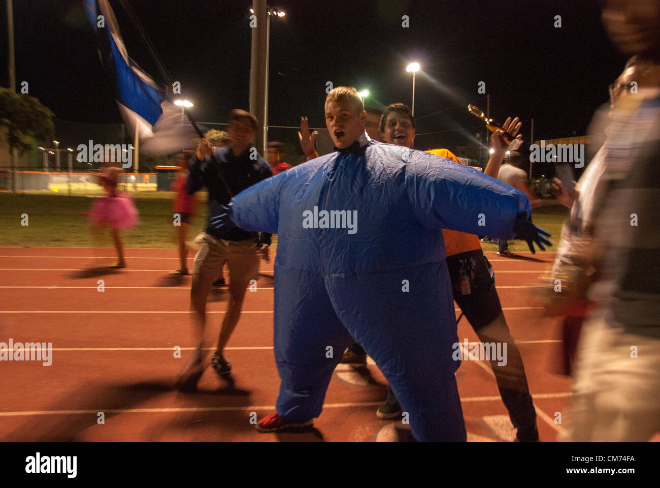 19 ottobre 2012 San Antonio, Texas, Stati Uniti d'America - UN UTSA studente partecipa all'annuale Homecoming Golf Cart Parade. Oltre 200 organizzazioni studentesche decorate più di 50 golf cart per la parata Credito: James Southers / Alamy Live News Foto Stock