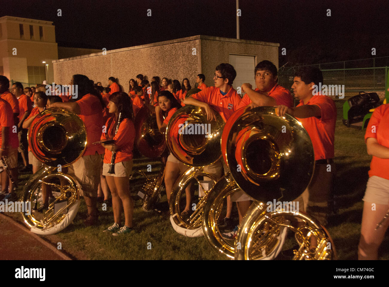 19 ottobre 2012 San Antonio, Texas, Stati Uniti d'America - Membri del UTSA MARCHING BAND, lo spirito di San Antonio, partecipare all'annuale Homecoming Golf Cart Parade. Oltre 200 organizzazioni studentesche decorate più di 50 golf cart per la parata Credito: James Southers / Alamy Live News Foto Stock
