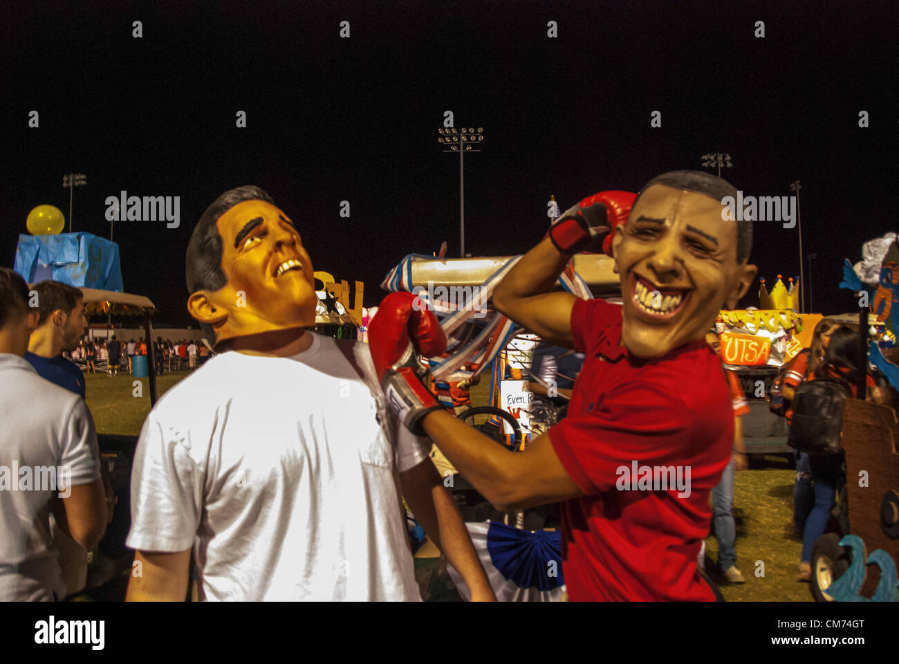 UTSA gli studenti in disguise come candidati presidenziali "regolatore Mitt Romney' e 'Presidente Barak Obama' duca esso fuori all'annuale UTSA Homecoming golf cart credito parata: James Southers / Alamy Live News Foto Stock