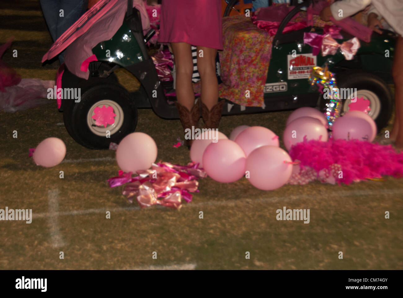 19 ottobre 2012 San Antonio, Texas, Stati Uniti d'America - UN UTSA studente partecipa all'annuale Homecoming Golf Cart Parade. Oltre 200 organizzazioni studentesche decorate più di 50 golf cart per la parata Credito: James Southers / Alamy Live News Foto Stock