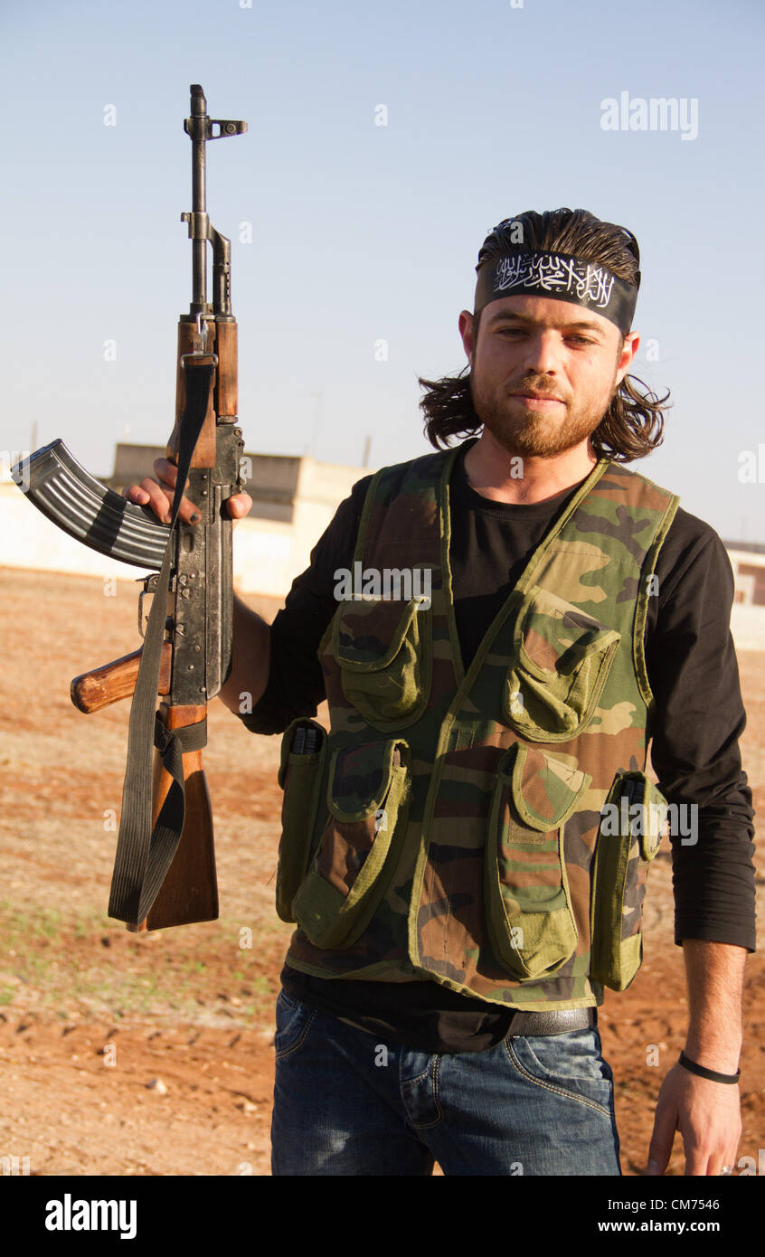 Azaz, Siria. Il 19 ottobre 2012. Libero esercito siriano fighters stand per le foto fuori città in tal Rifaat, Siria il venerdì 19 ottobre, 2012. Foto Stock