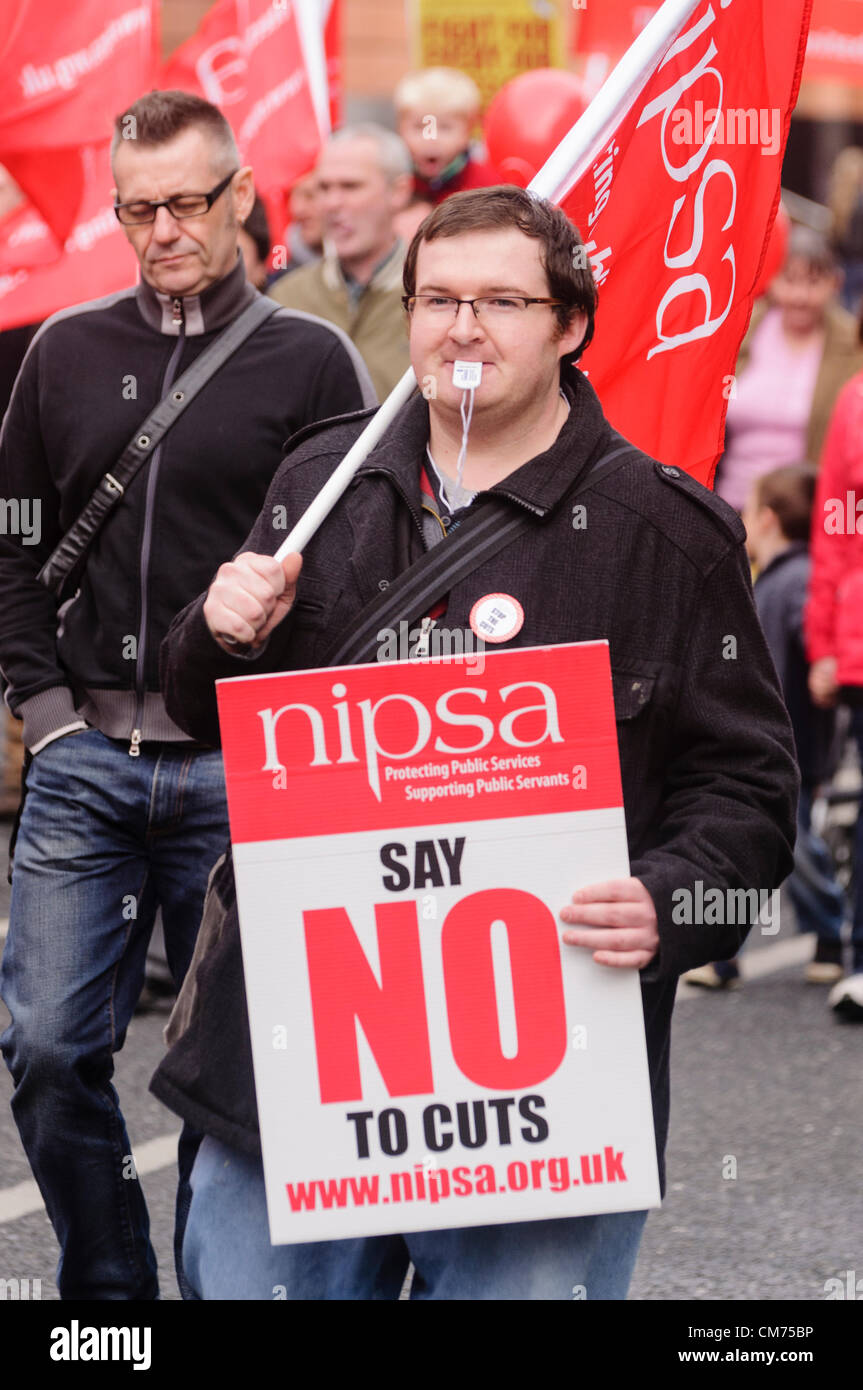 Belfast, Regno Unito. Xx Ottobre 2012. Il dimostratore detiene un poster NIPSA dicendo "NIPSA dire di no ai tagli di' come ICTU tenere un anti-rally di austerità a Belfast. Credito: Stephen Barnes / Alamy Live News Foto Stock